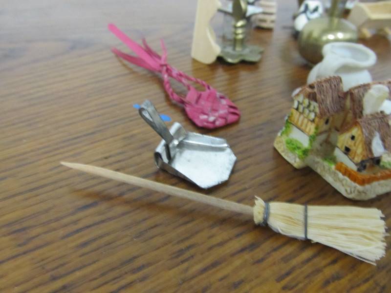 lot 131 image: Vintage Doll Furniture