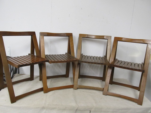 lot 52 image: Set of 4 Vintage Wooding Folding Chairs