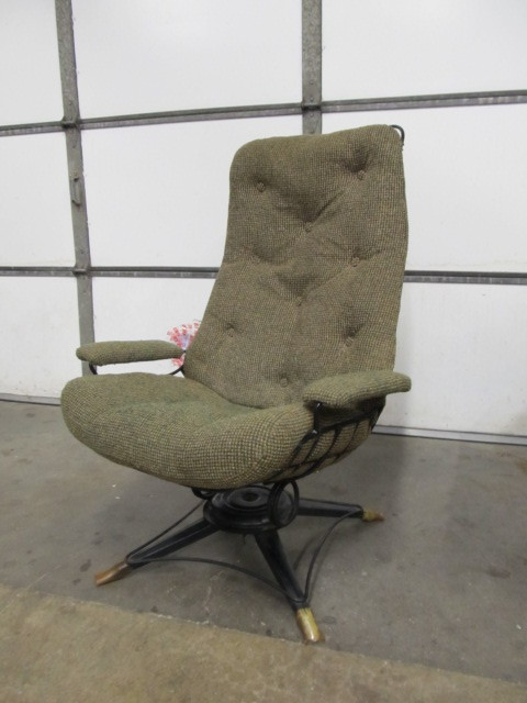lot 4 image: Vintage Mid Century HOMECREST Swivel Lounge Chair