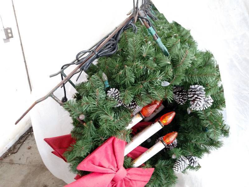 lot 271 image: (25) Christmas Wreaths...
