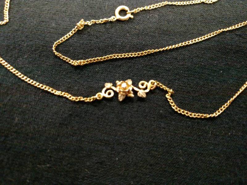 lot 334 image: 18 14 Karat Gold Necklace with Cen...