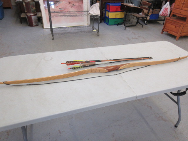 lot 607 image: FOX CUSTOM LONG BOW (LEFT HAND)