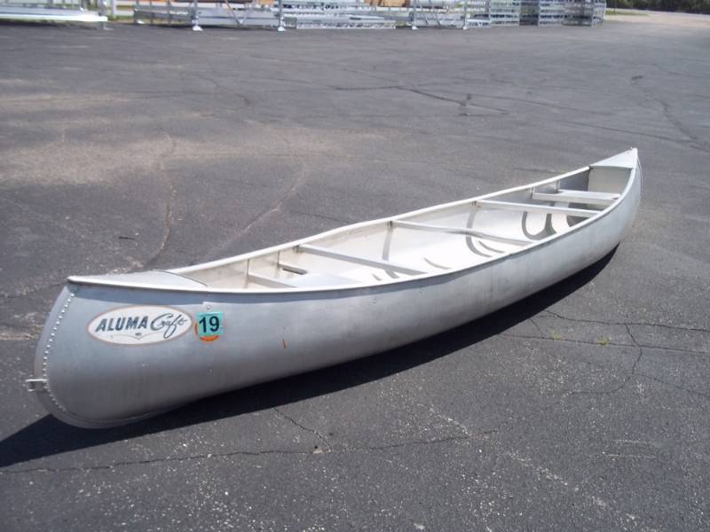 lot 1 image: Aluma Craft 15 ft Canoe