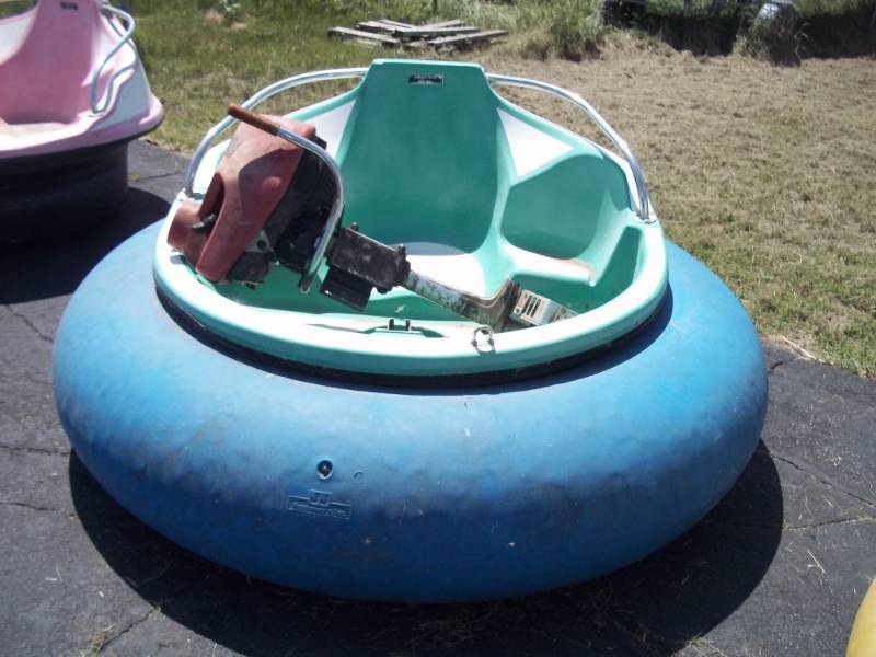 lot 3 image: Blue Bumper Boat with Motor