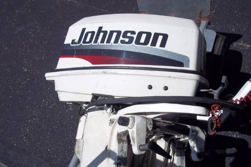 lot 20 image: 25 HP Johnson Outboard. Tested and Runs.