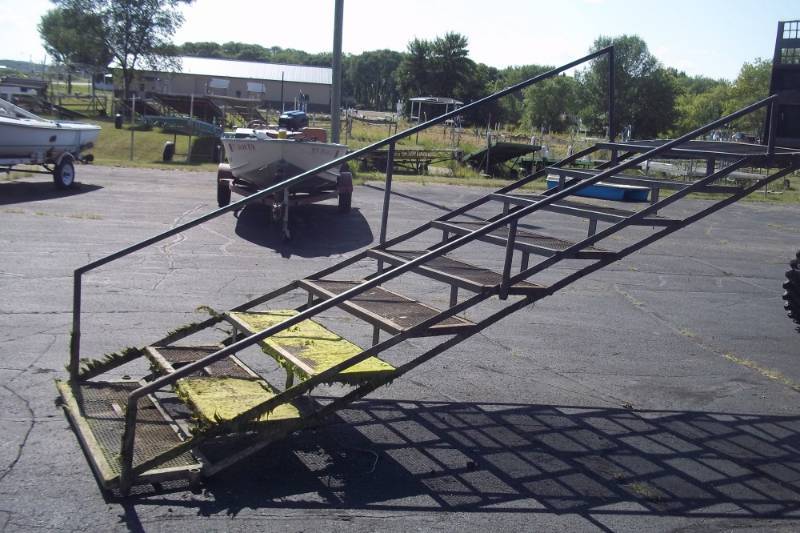 lot 39 image: Steel steps with handrail