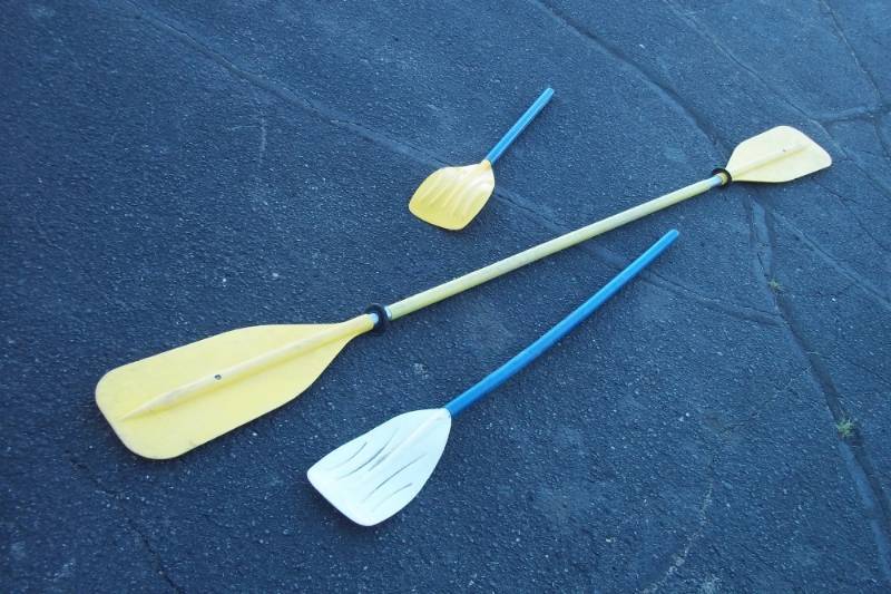 lot 44 image: Kayak and dingy paddles