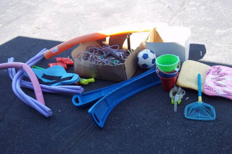 lot 50 image: Water Toy Lot