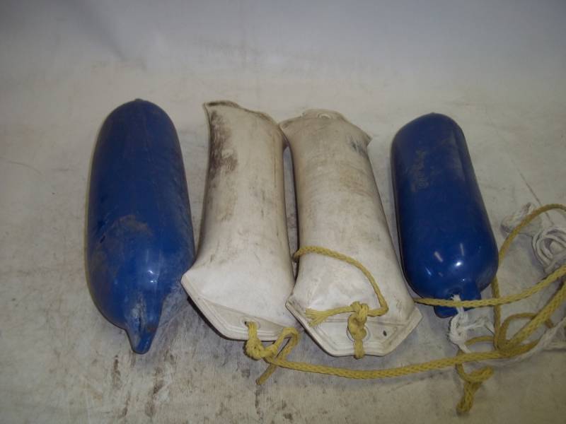 lot 57 image: 4 Boat Bumpers 2 blue 2 white