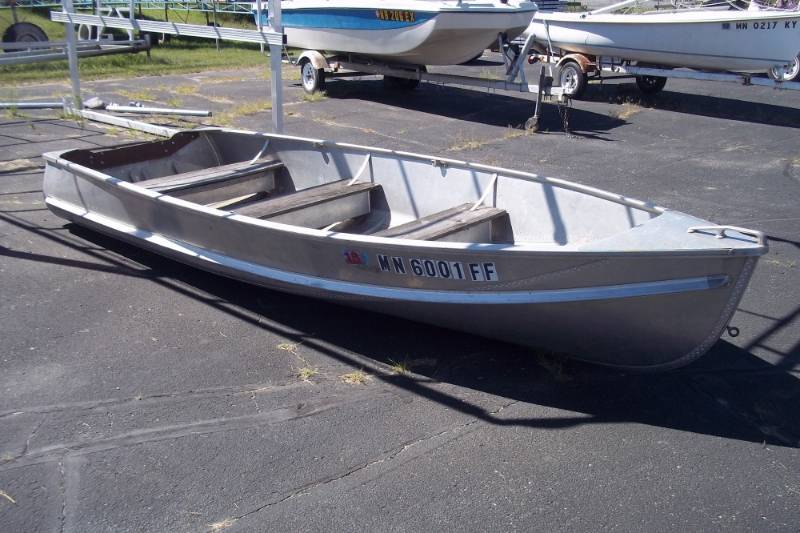 lot 8 image: Chrestliner 14 Aluminum Boat