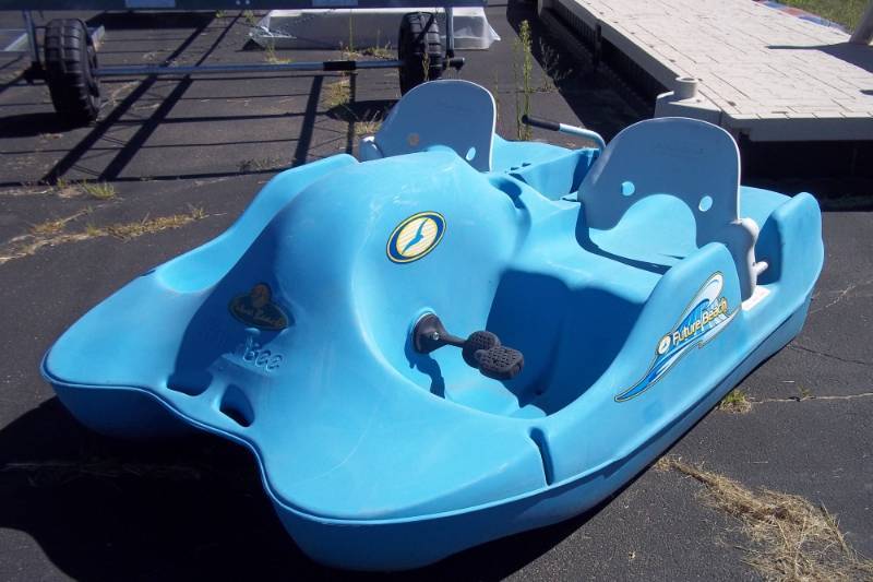 lot 9 image: Future Beach Water Bee 2 person paddleboat