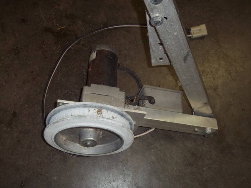 lot 86 image: 12V  Boat Lift Wheel Assist Motor