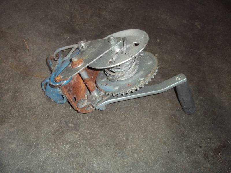 lot 99 image: Winch with cable