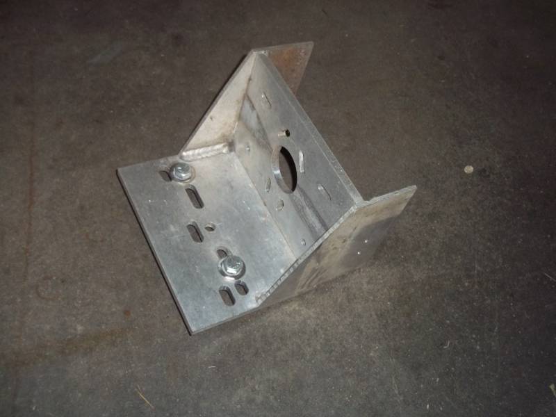 lot 101 image: Aluminum Bracket