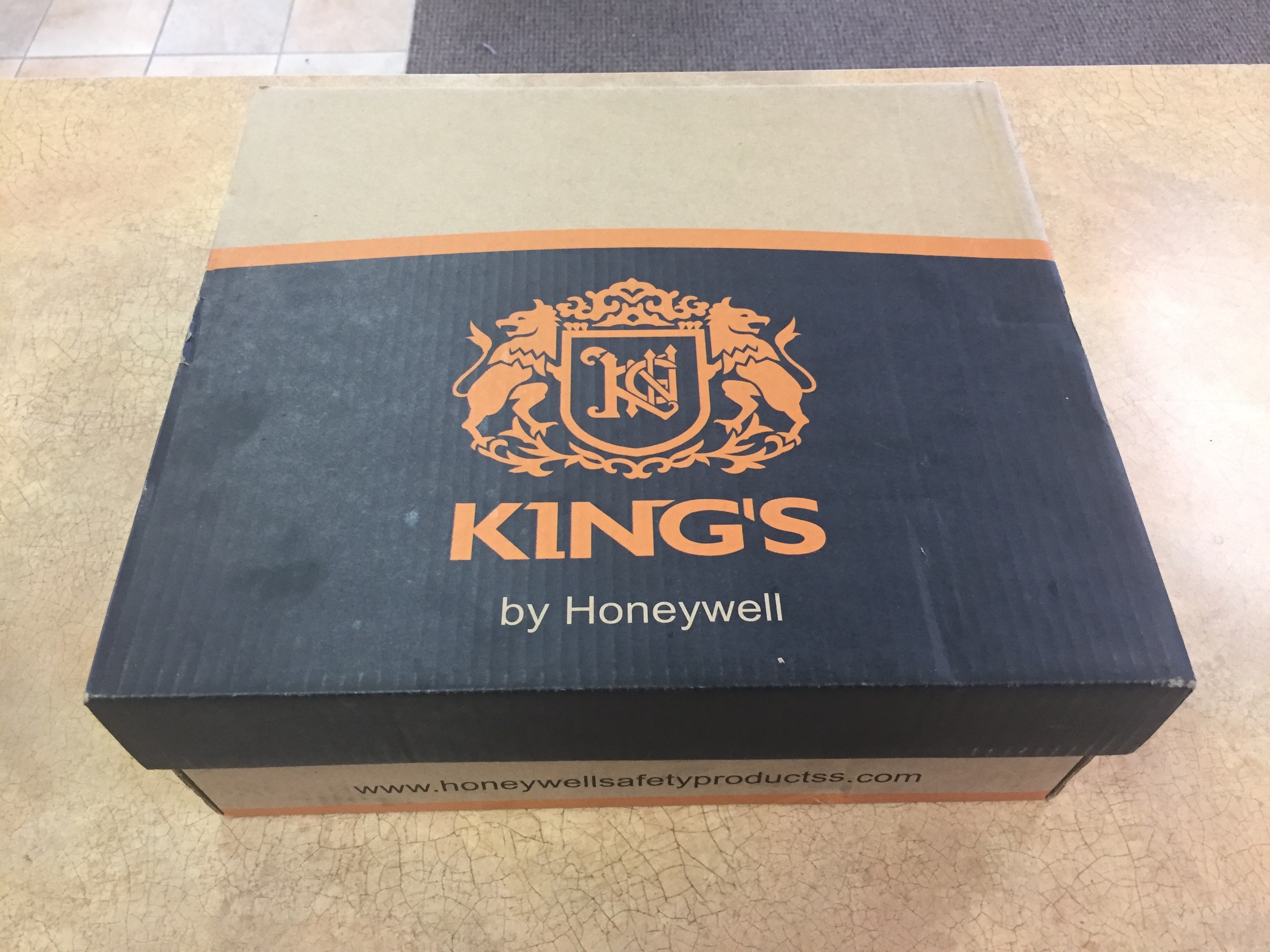 lot 30 image: NEW Kings classic 6 inch work boots in tan- size 11