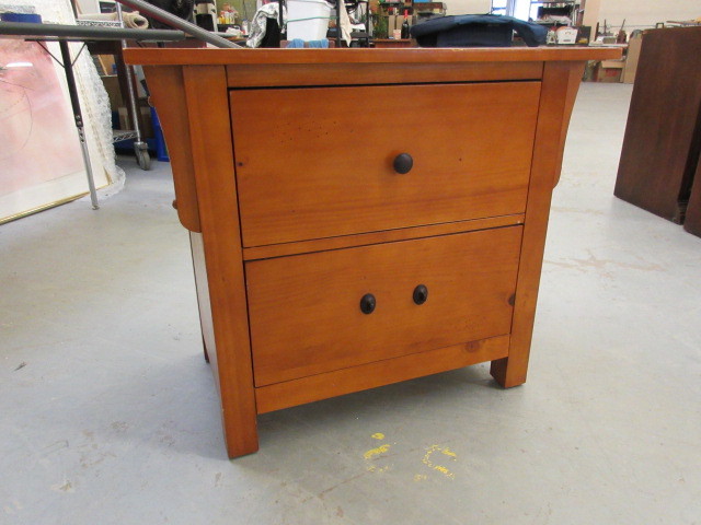 lot 731 image: NATURAL COLORED WOOD NIGHTSTANDEND TABLE