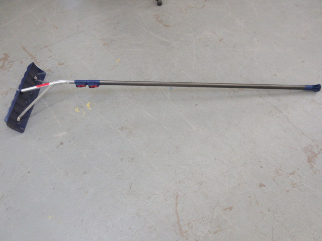 lot 736 image: TELESCOPING ROOF RAKE
