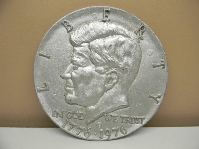 lot 43 image: RARE - VINTAGE 1776 - 1976 BICENTENNIAL HEAVY CAST JFK 50 CENT PIECE DISPLAY - APPROX 12 12 IN ROUND - SEE PICTURES