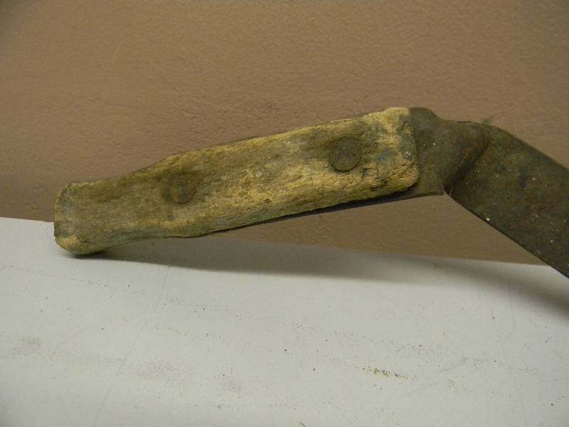 lot 31 image: VINTAGE SCYTHE SICKLE BLADE TOOL - COOL DISPLAY PIECE, SEE PICTURES