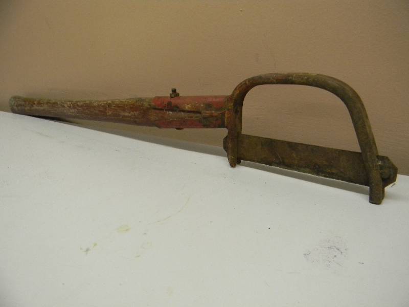 lot 32 image: VINTAGE HAND TOOL - SAW, CHOP BLADE - VICIOUS LOOKING DISPLAY PIECE - SEE PICTURES