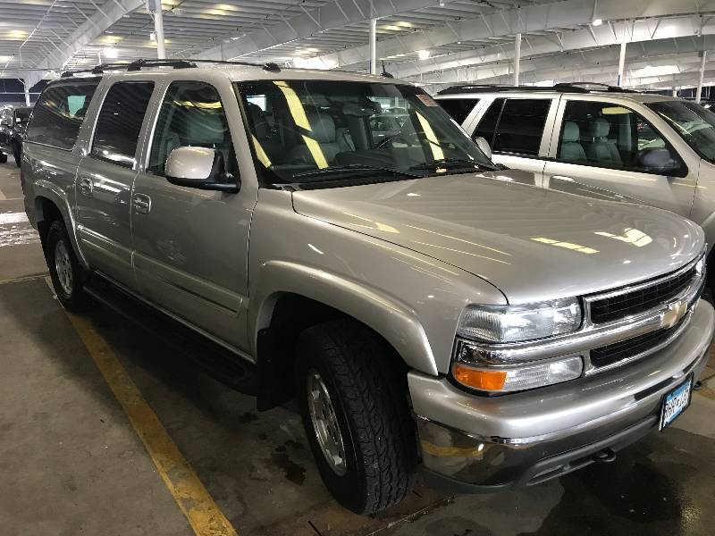 lot 10 image: 2004 Chevrolet Suburban LT 4x4
