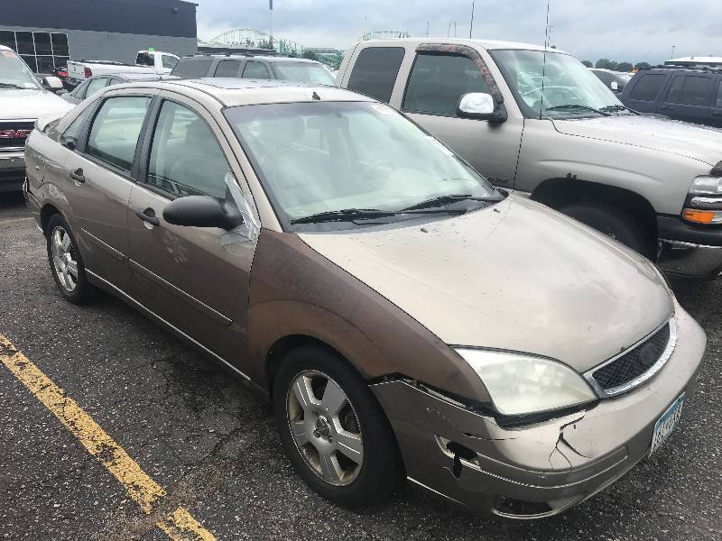 lot 32 image: 2005 Ford Focus SES