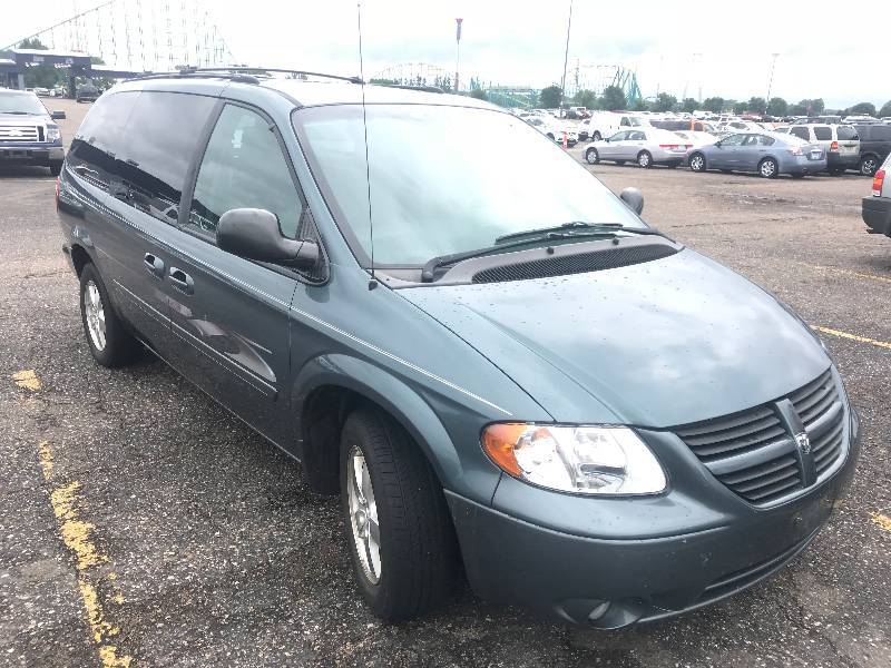 lot 35 image: 2005 Dodge Grand Caravan SXT