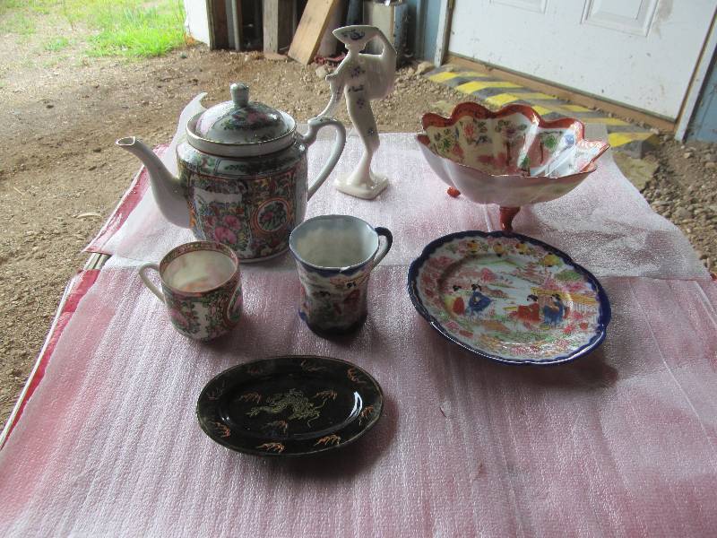 Decorative Oriental dishes