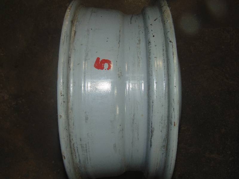 lot 12 image: 2004 GMC Dually Rim