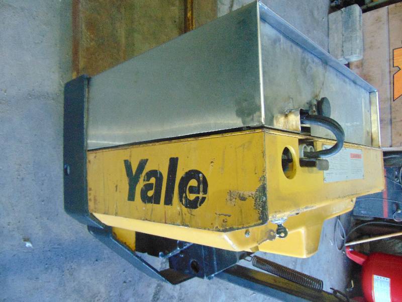 lot 15 image: Yale Electric Pallet Jack