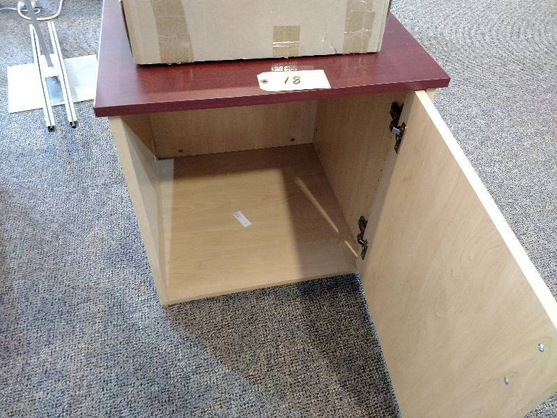 lot 18 image: Display Shelf 24x24x24 Contents Not...