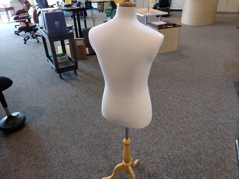 lot 39 image: Mannequin...