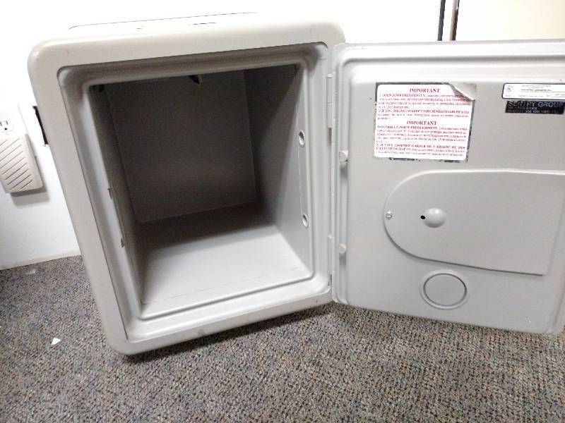 lot 63 image: Sentry 6330 Safe with Combo, Works...