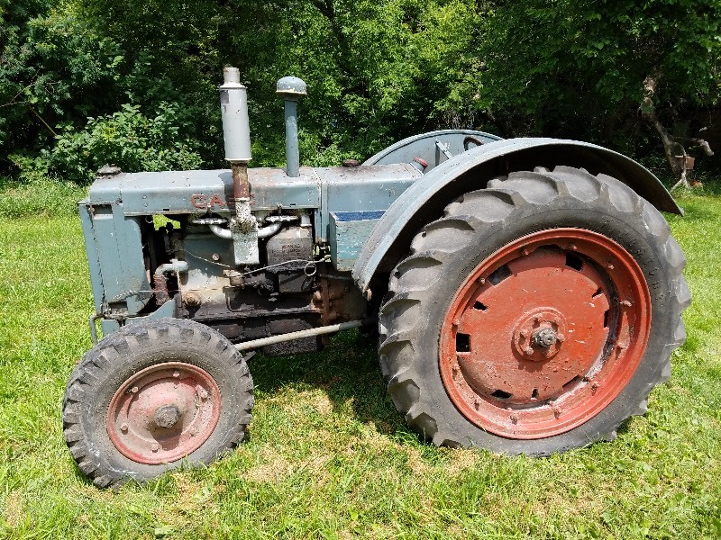 lot 2 image: CASE CC 4 Row Crop Tractor with front crank start C 231233
