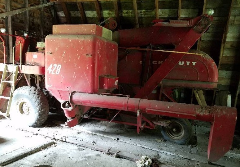 lot 9 image: 428 Cockshutt Self Propelled Combine 1963