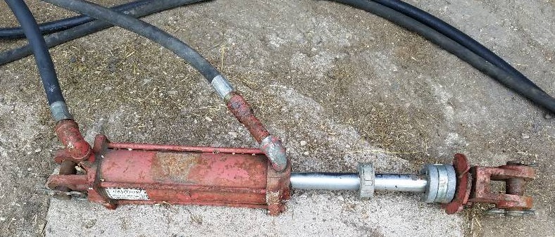 lot 13 image: Hydraulic RAM lot of 2
