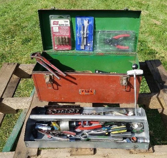 lot 19 image: Tool box with tools