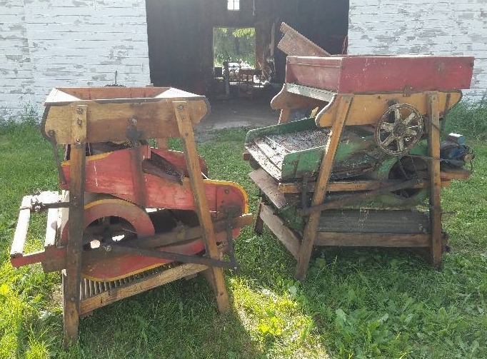 lot 20 image: 2 Vintage Pioneer Fanning Mills plus accessories