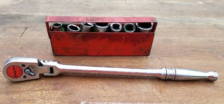 lot 28 image: 14 Drive Snap-on Adjustable Ratchet 14 Drive Socket mix