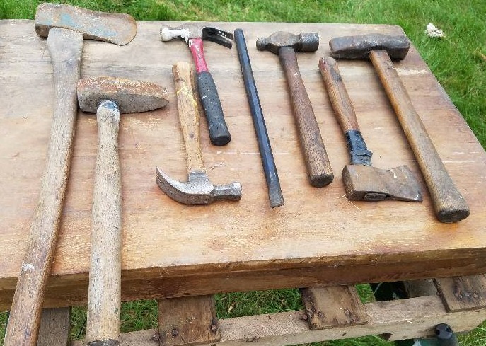 lot 42 image: Hammers, Axe, pry-bar, mix lot of 8