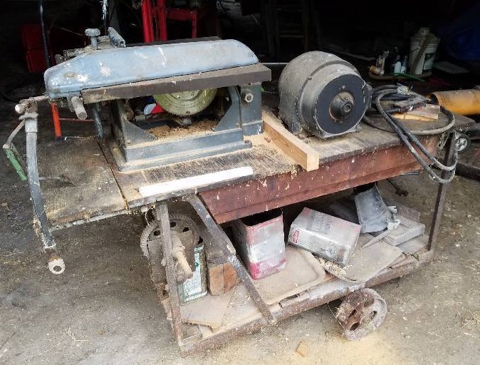 lot 44 image: CRAFTSMAN Table Saw with electric motor
