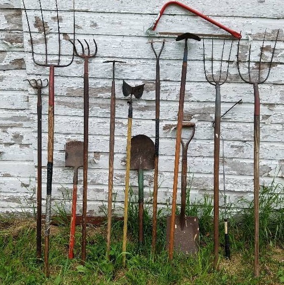 lot 48 image: Vintage lot of 14 lawn care and farm tools