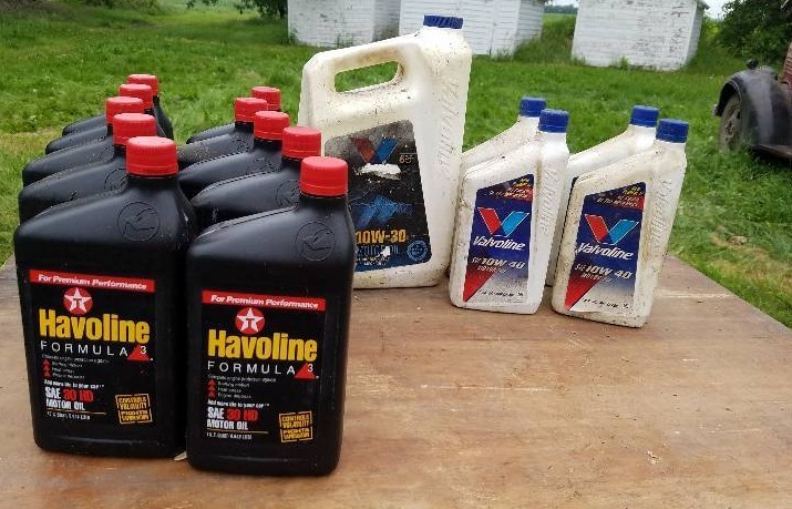 lot 49 image: Various unopened and unused oil quarts & 1.5 gal oil