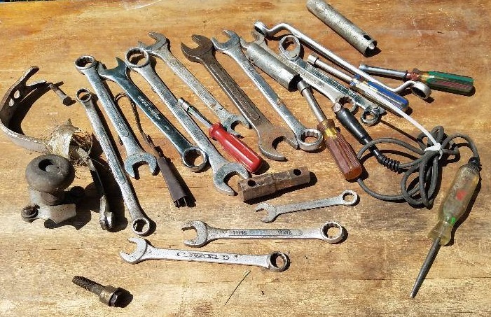 lot 81 image: Box of Miscellaneous Tools