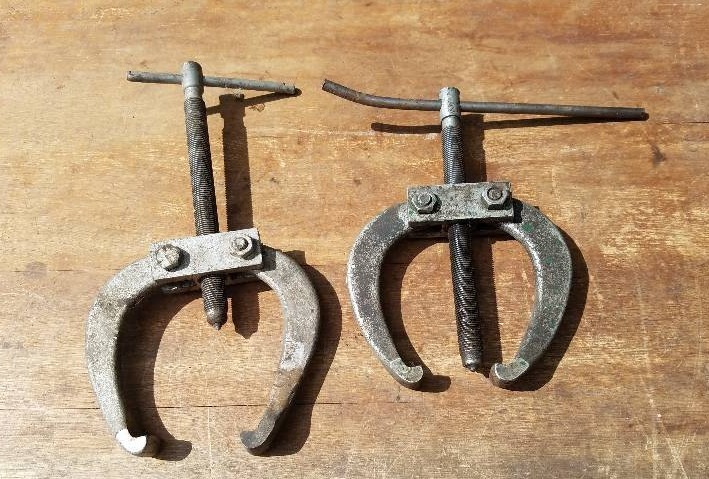 lot 84 image: Gear Pullers