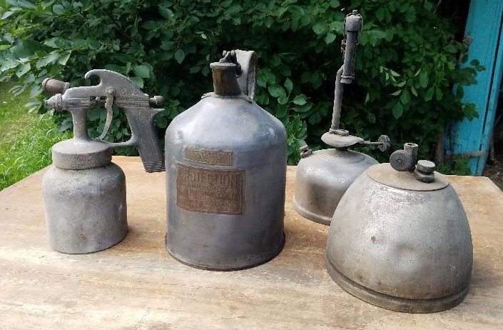 lot 92 image: Antique lot of 4 fuel, oil, or gas storage cans