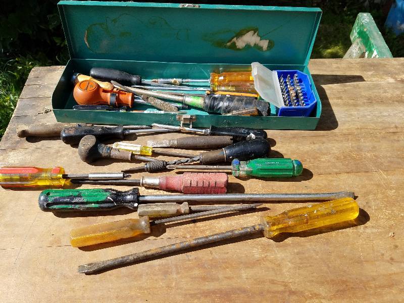 lot 104 image: Large lot of Screw Drivers and Bits