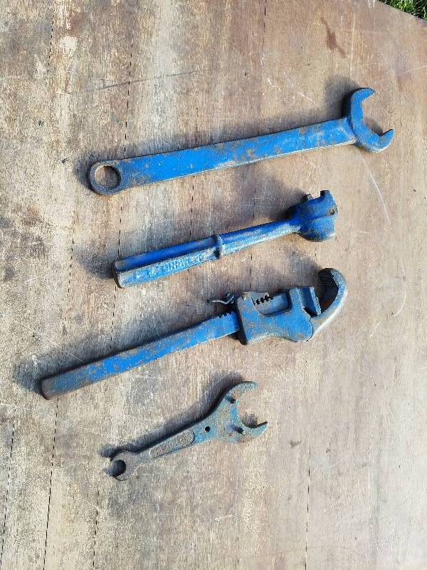 lot 121 image: Lot of Old Pipe Vintage Blue Wrenchs