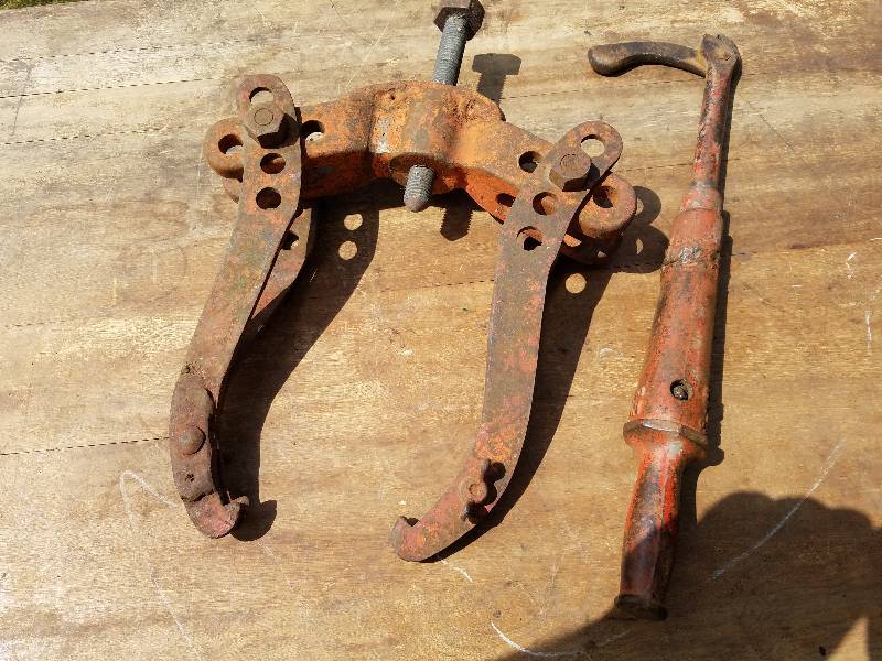 lot 128 image: Large Gear Puller and Nail Puller