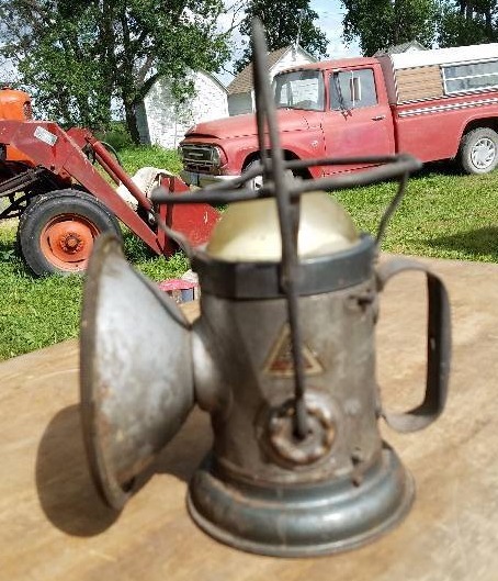 lot 155 image: Vintage Delta Powerlite Lantern